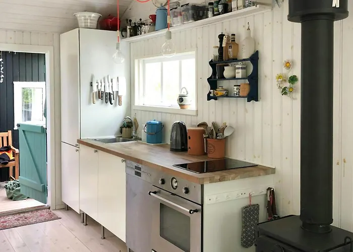 Classic Black And White House With Personal Style Vakantiehuis *